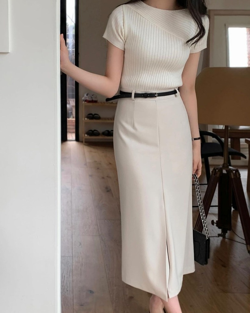 Với khả năng phù hợp với mọi dáng người và phong cách, kiểu chân váy này là một item không thể thiếu trong tủ đồ. Chất liệu suông nhẹ, thoáng mát sẽ mang đến cảm giác thoải mái tuyệt vời, đặc biệt là trong những ngày hè oi bức. Dễ dàng kết hợp cùng áo thun, sơ mi hay croptop, bạn có thể biến hóa đa dạng phong cách chỉ với một chiếc chân váy.