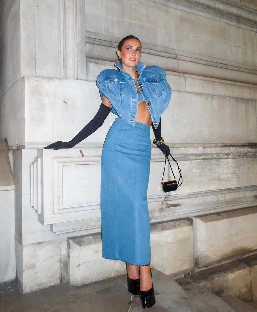 Vải denim luôn là biểu tượng của sự năng động, trẻ trung và cá tính. Chân váy denim dài là một món đồ "must-have" cho những cô nàng theo đuổi phong cách đường phố (street style). Dễ dàng phối hợp với áo thun, croptop hay sơ mi, chiếc chân váy này cho phép bạn tạo ra vô vàn set đồ ấn tượng, thể hiện cá tính riêng.