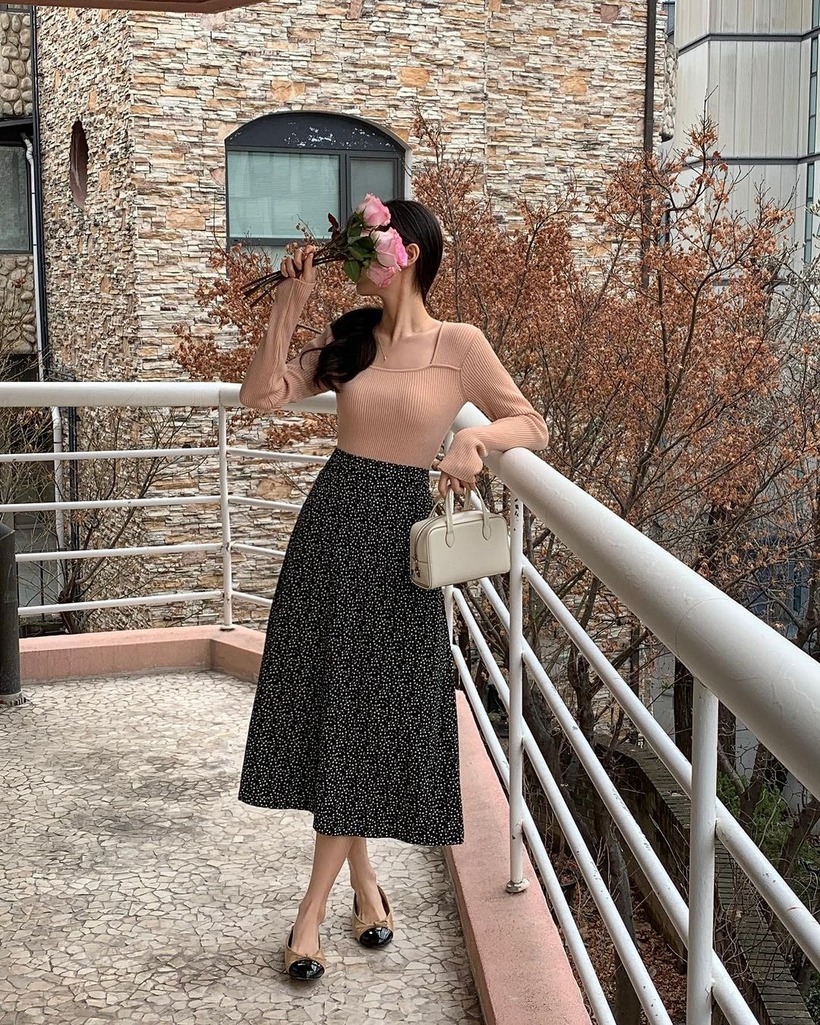 Họa tiết chính là chìa khóa giúp bạn tạo dấu ấn riêng và thu hút mọi ánh nhìn. Với vô vàn kiểu dáng và mẫu mã, chân váy dài họa tiết cho phép bạn tự do lựa chọn những thiết kế thể hiện rõ nhất sở thích và cá tính của mình.