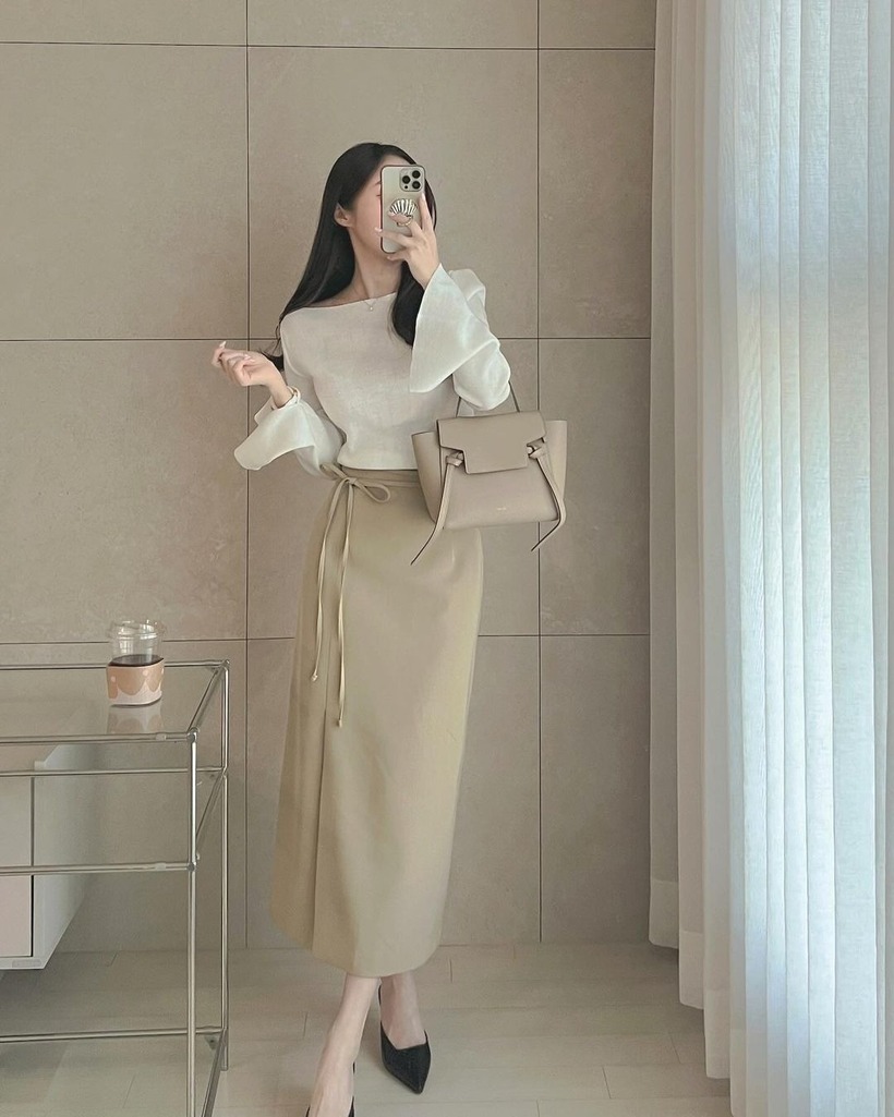 Kiểu chân váy xẻ tà được thiết kế để tôn vinh đôi chân thon dài và quyến rũ của phái đẹp. Đặc biệt phù hợp với những cô nàng sở hữu vóc dáng mảnh mai và tự tin khoe đường cong, chân váy dài xẻ tà có thể dễ dàng kết hợp với áo thun, croptop hoặc sơ mi để tạo nên những set đồ gợi cảm và đầy thu hút. Bên cạnh đó, bạn cũng có thể tham khảo thêm các kiểu chân váy dài khác như maxi, đuôi cá,... để đa dạng hóa phong cách trong mùa hè này.