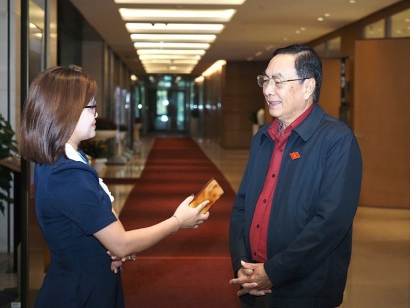 ĐBQH Phạm Văn Hòa trao đổi với PV Đời sống & Pháp luật bên hành lang Quốc hội.