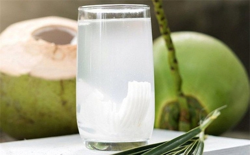 Nước dừa là một trong những loại đồ uống phù hợp nhằm bổ sung nước và điện giải tự nhiên. Ảnh minh họa