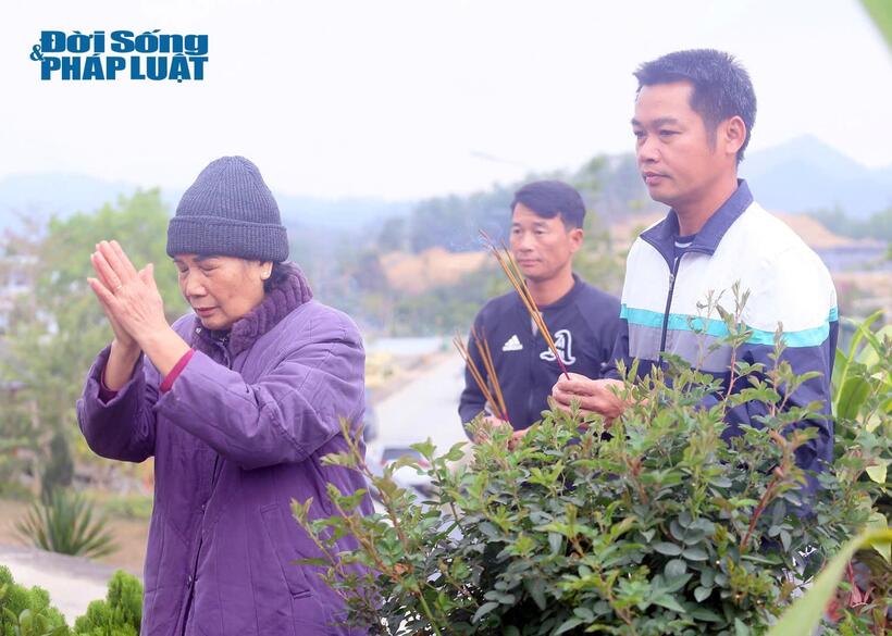 Bà Chiến cho biết, việc tảo mộ cũng là tấm lòng hiếu thảo của con cháu khi trở về quê hương