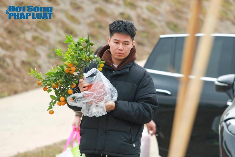 Mỗi người trong gia đình chị Hạnh "tay xách, nách mang" sắm lễ cho 2 ngôi mộ của bố mẹ đã khuất