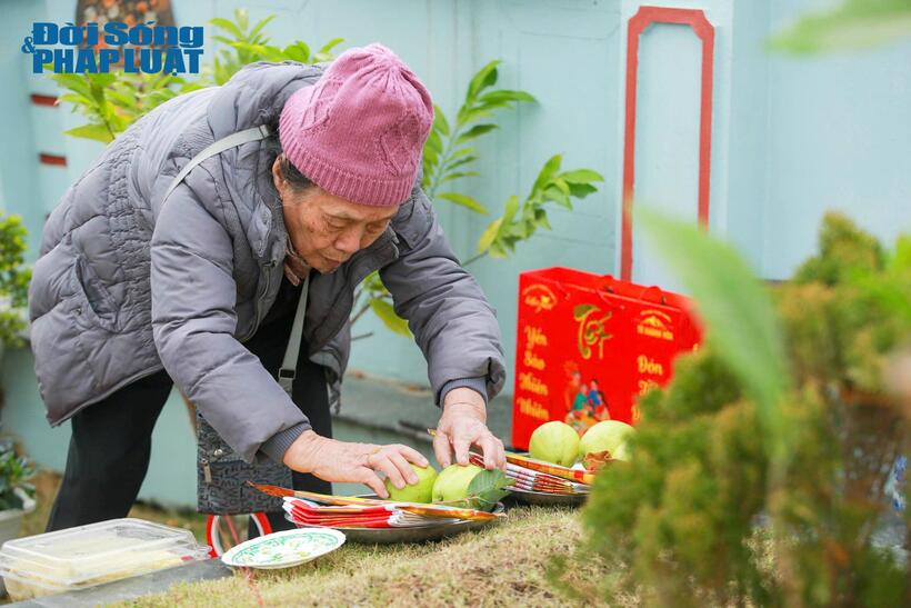 Tảo mộ dịp cuối năm từ lâu trở thành một nét đẹp trong văn hóa Việt Nam