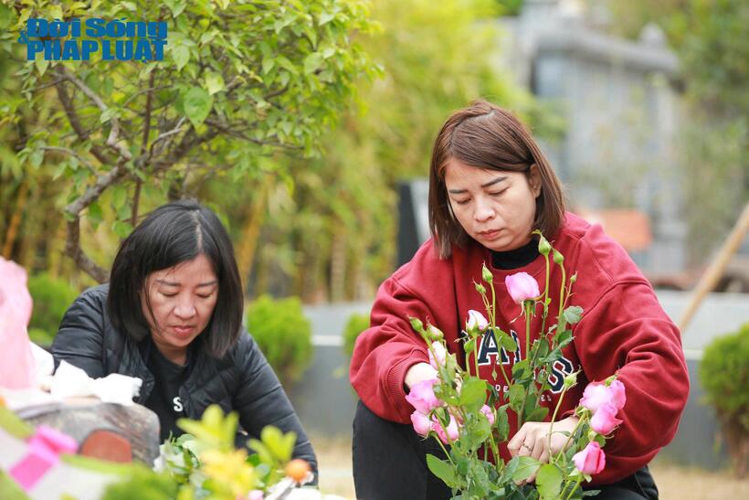 Gia đình chị Hạnh cùng nhau trang hoàng mời người thân về ăn Tết sớm