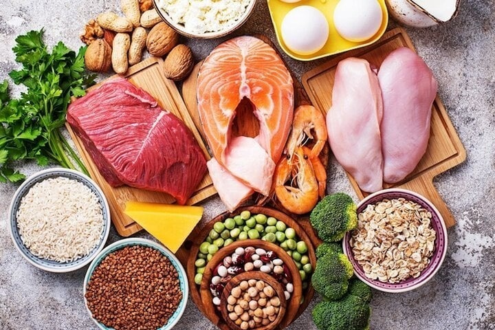 Rau xanh và trái cây là nguồn cung cấp vitamin, khoáng chất và chất xơ dồi dào.