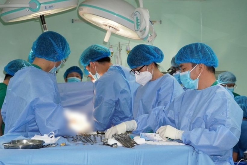 Các bác sĩ thực hiện lấy thận từ người hiến. Ảnh: Sức Khỏe & Đời Sống