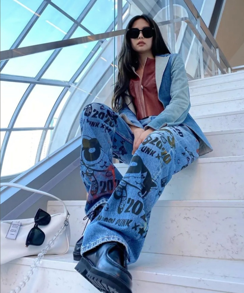 Những năm gần đây, đặc biệt là vào mùa hè, xu hướng denim họa tiết độc đáo đang trở nên cực kỳ thịnh hành. Từ hoa văn nữ tính, tie-dye phóng khoáng đến những hình ảnh trừu tượng đầy tính nghệ thuật, những họa tiết này không chỉ giúp bạn tạo điểm nhấn ấn tượng cho trang phục mà còn là cách tuyệt vời để thể hiện cá tính riêng biệt và gu thẩm mỹ độc đáo.