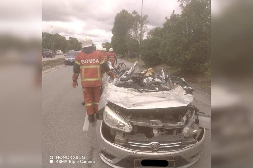 Một chiếc ô tô khác trong vụ tai nạn kinh hoàng. Ảnh: Straitstimes