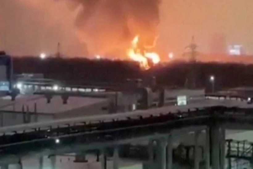 Khói lửa bốc lên từ đám cháy sau vụ nổ gần một khu công nghiệp ở Kazan, Nga. Ảnh: Reuters