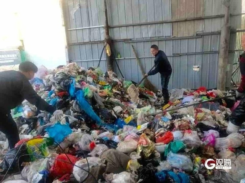 5 nhân viên vệ sinh cùng cặp vợ chồng sắp cưới bắt đầu dùng cào, xẻng và cả tay không để đào bới. Ảnh: News.
