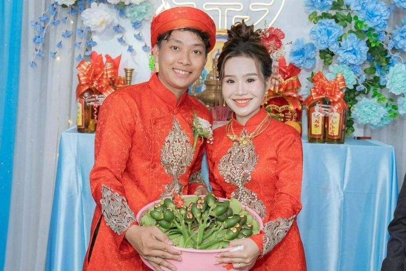 Hai người quen nhau trong một lần bưng mâm quả trong lễ cưới của người thân. Ảnh: Báo Dân trí.