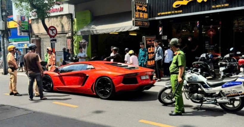 Xe Lamborghini dừng bất thường giữa đường TPHCM. Ảnh: VietNamNet