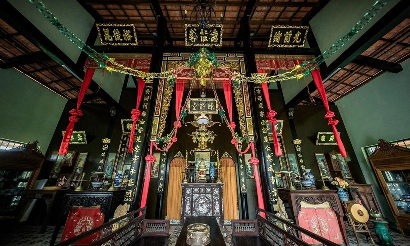 Đầu 2018, anh dành tiền tiết kiệm phục dựng lại phủ thờ ba gian, hai chái, đắp phù điêu của dòng họ trong khuôn viên 300m2. Ảnh: Báo Dân trí.