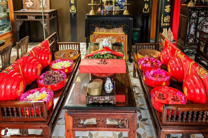 Lễ vật trong ngày cưới gồm có khay đựng cau trầu do chú rể phụ mang đi với trưởng tộc để trình cho họ nhà gái. Ảnh: Báo Dân trí.