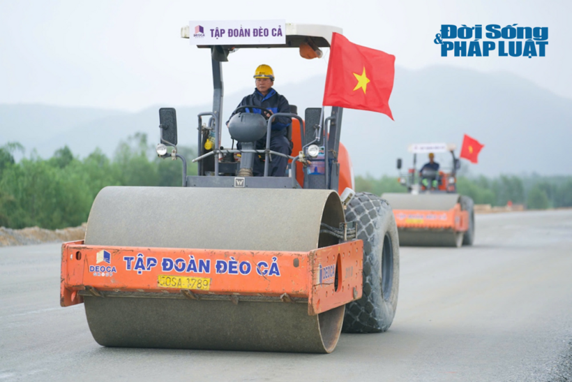 Nhà thầu tăng tốc thi công trong thời tiết mưa rét