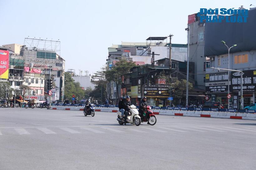 Người dân chấp hành các quy định của pháp luật khi dừng lại trước đèn tín hiệu giao thông ngay cả khi không có CSGT