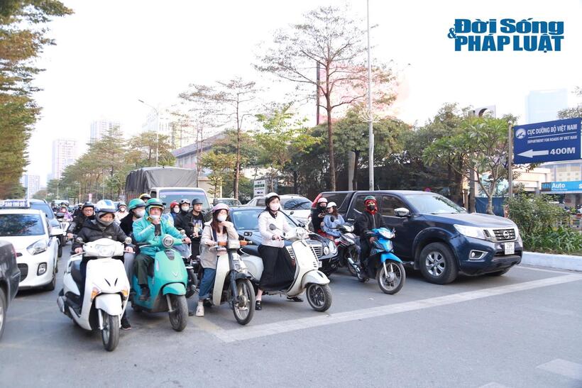 Người tham gia giao thông nghiêm chỉnh chấp hành tín hiệu đèn giao thông trên đường Tôn Thất Thuyết (Hà Nội)