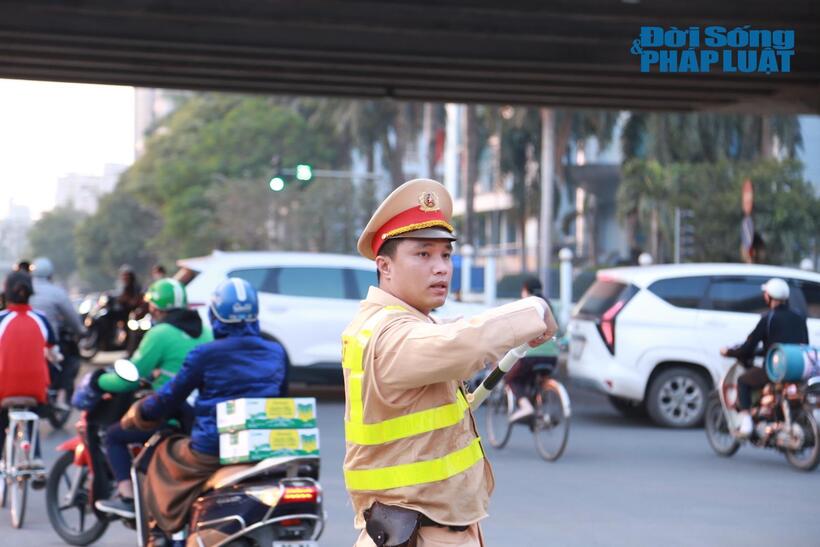 Thượng uý Nguyễn Trung Hiếu, cán bộ Đội CSGT đường bộ số 6, Phòng CSGT Công an thành phố Hà Nội điều tiết giao thông tại khu vực nút giao Phạm Hùng - Tôn Thất Thuyết