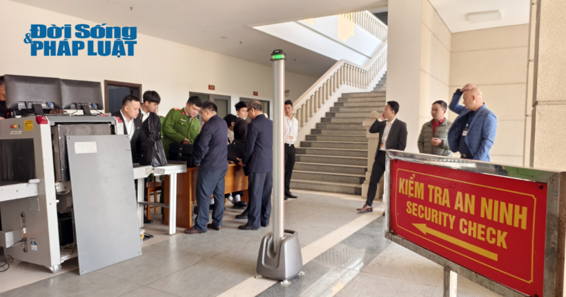 Tại lối dẫn lên phòng xử án, cảnh sát đặt máy soi chiếu và kiểm tra an ninh chặt chẽ.