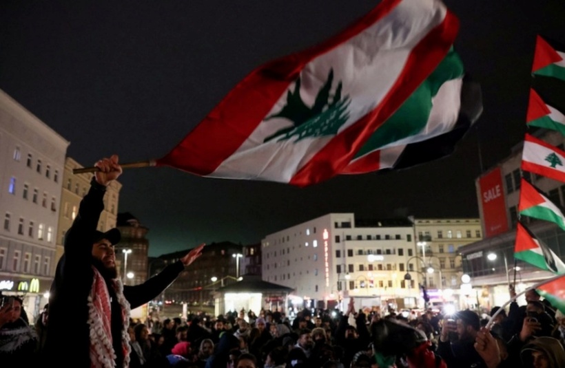 Tại Berlin (Đức), người biểu tình mang theo cờ Lebanon và Palestine ăn mừng việc Israel và Hamas đạt thỏa thuận ngừng bắn. Ảnh: Reuters