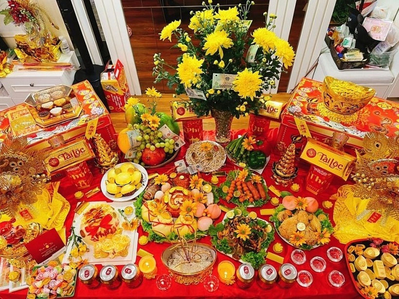 Vào ngày này, những gia đình, cơ sở kinh doanh coi trọng việc thờ cúng Thần Tài.