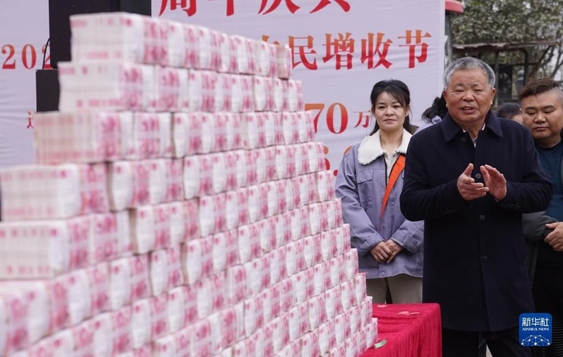 Những cọc tiền xếp chồng lên nhau, thành một tháp cao. Ảnh: Xinhua.