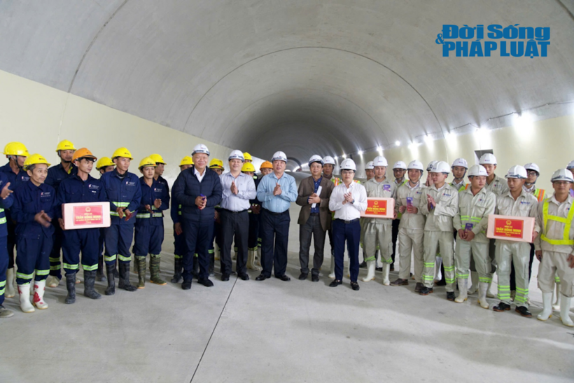 Bộ trưởng Bộ GTVT Trần Hồng Minh tặng quà, động viên người lao động thi công dự án Quảng Ngãi - Hoài Nhơn