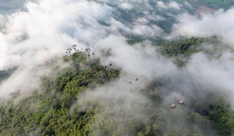 Cáp treo chỉ mất 8 phút để đưa khách lên đỉnh núi cao nhất Nam bộ. Ảnh: Sun World Ba Den Mountain