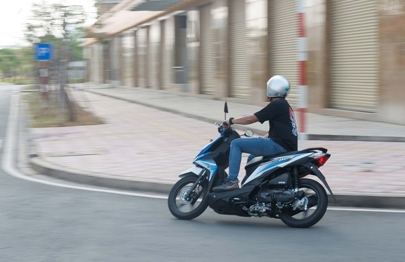 Lỗi không xi nhan từ 01/01/2025 đối với xe máy sẽ bị phạt tiền từ 600.000 đồng đến 800.000 đồng. Ảnh minh họa