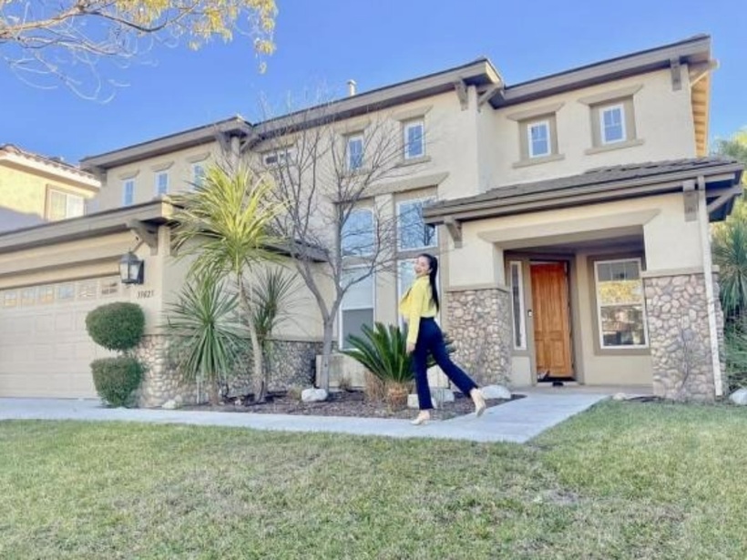 Được biết, ngôi nhà của Diệu Hương gồm 2 tầng, có không gian thoáng đãng, rộng rãi, phía trước là khoảng sân với thảm cỏ xanh mướt.