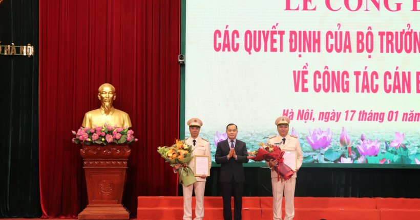 Ông Nguyễn Hồng Nhật, Phó Trưởng Ban Thường trực Ban tổ chức Thành uỷ Hà Nội tặng hoa chúc mừng 2 tân Phó Giám đốc. (Ảnh: Công an Hà Nội)