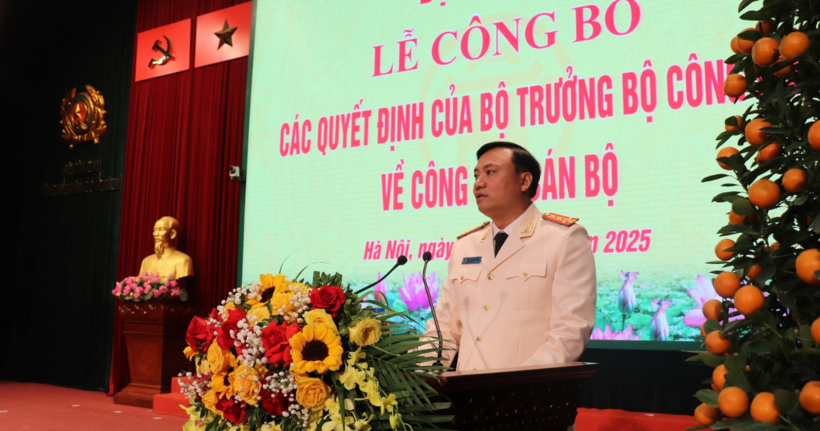 Đại tá Nguyễn Tiến Đạt phát biểu nhận nhiệm vụ. (Ảnh: Công an Hà Nội)