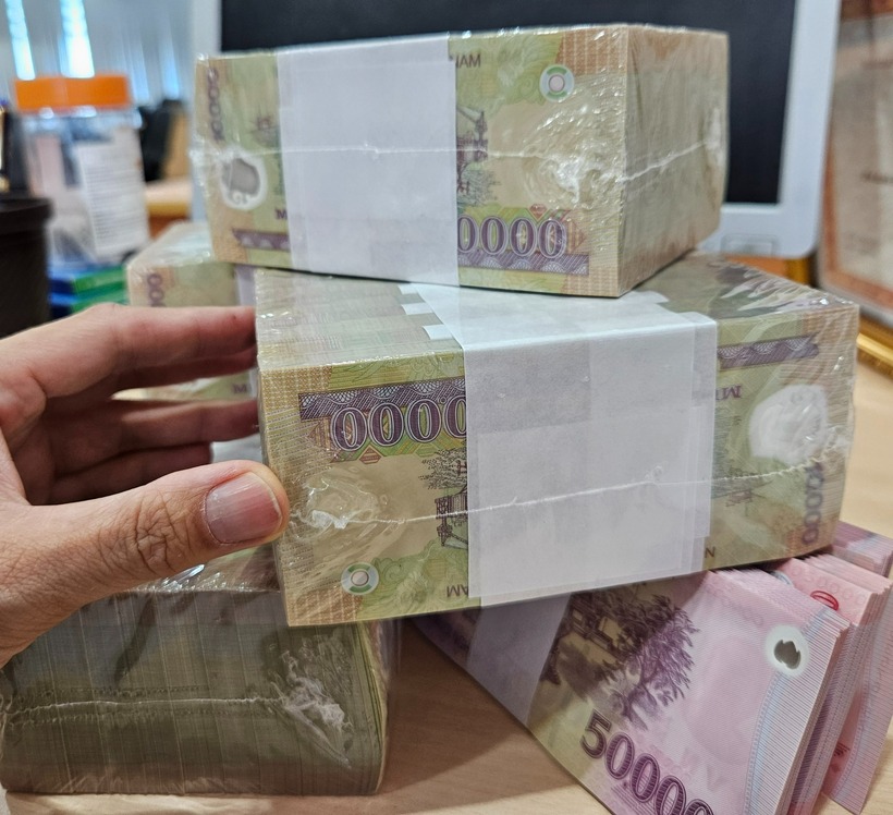 Việc đổi tiền lẻ để sử dụng trong các dịp lễ hội, tết nguyên đán hay các nghi lễ tôn giáo là nhu cầu phổ biến ở Việt Nam. Ảnh minh họa