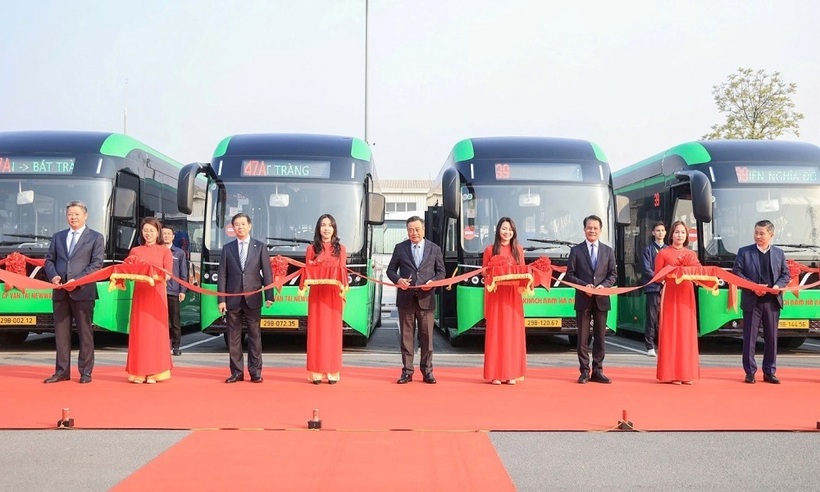 Các đại biểu cắt băng khai trương 3 tuyến buýt điện thí điểm của Transerco.