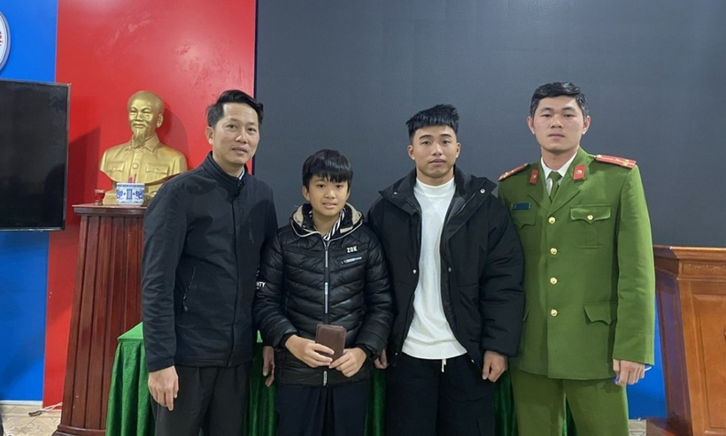 Công an và nhà trường làm thủ tục trả lại ví cho người mất. (Ảnh: VOV)