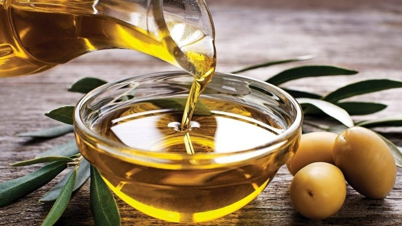 Dầu ô liu, đặc biệt là dầu ô liu nguyên chất được biết đến là một thành phần chính của chế độ ăn Địa Trung Hải tốt cho trái tim và từ lâu đã được coi là một trong những chất béo lành mạnh nhất để sử dụng trong nấu ăn. Ảnh minh họa.