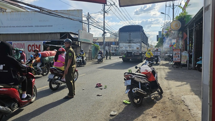 Lực lượng chức năng xử lý hiện trường. (Ảnh: Giao thông)