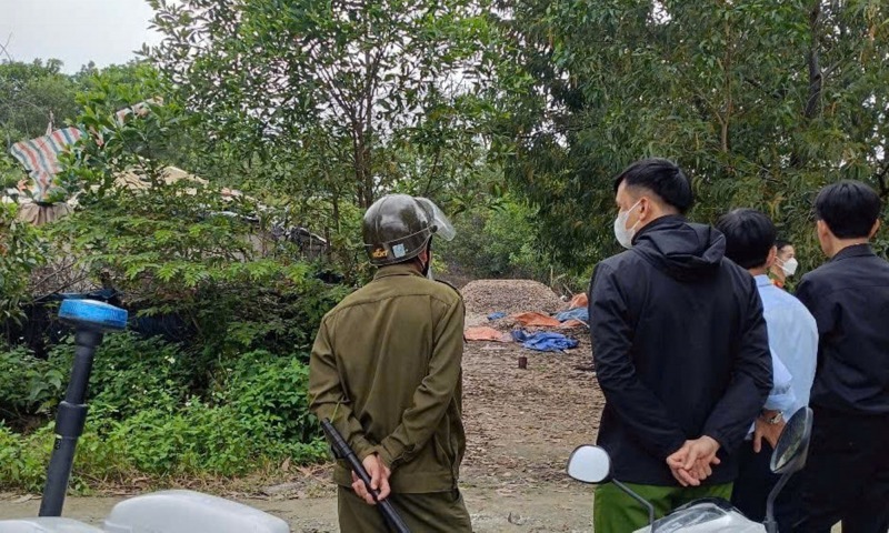 Lực lượng chức năng phong tỏa hiện trường để xác minh, làm rõ nguyên nhân vụ việc. (Ảnh: CAND)