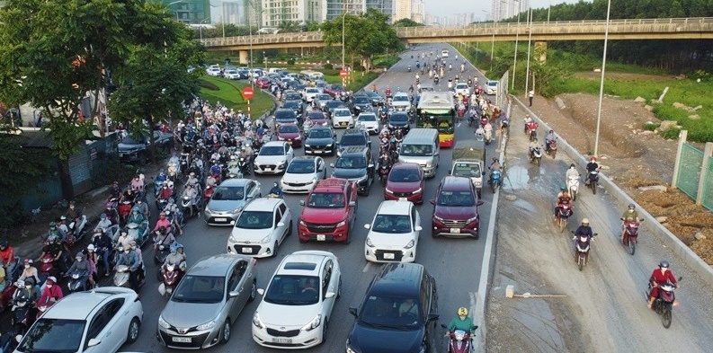 Thi công đào đường sửa chữa tại đường gom Đại lộ Thăng Long gây ùn tắc giao thông thời gian qua. (Ảnh: Tiền phong)
