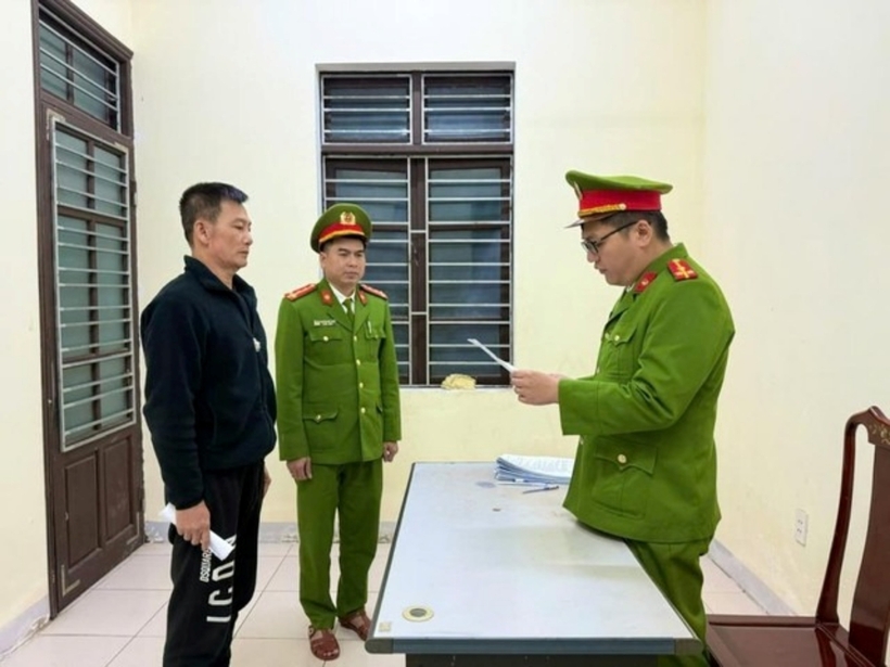 Đối tượng Bạch Trung Sang tại cơ quan điều tra. Ảnh: Người Lao Động