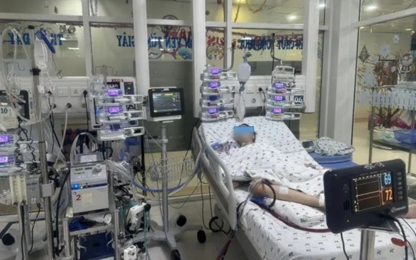 Bệnh nhi được can thiệp ECMO. Ảnh: VTV Times