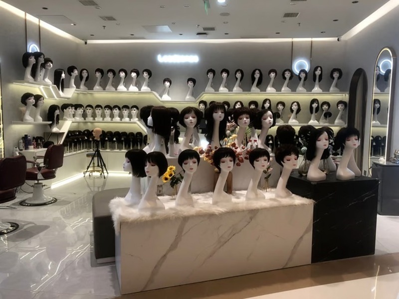 Một công ty sản phẩm văn hóa ở Trung Quốc đã tặng tóc giả làm quà Tết Nguyên đán cho các nhân viên.