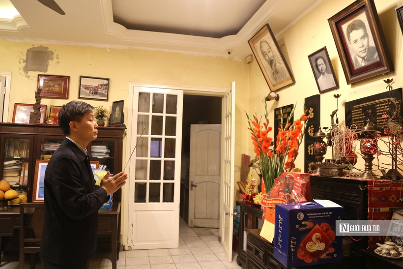 Chủ tịch Hội Luật gia Việt Nam Nguyễn Khánh Ngọc thắp hương tưởng nhớ Luật sư Phan Anh.