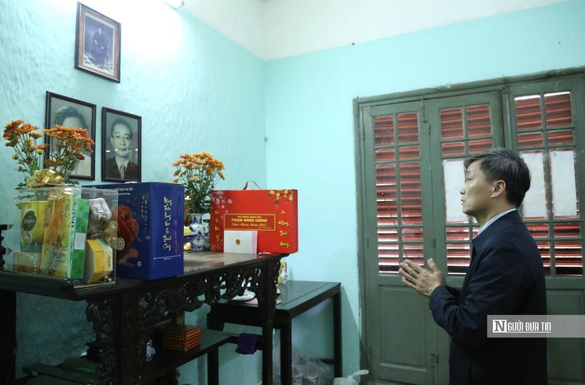 Chủ tịch Hội Luật gia Việt Nam Nguyễn Khánh Ngọc thắp hương tưởng nhớ đồng chí Phan Hiền.