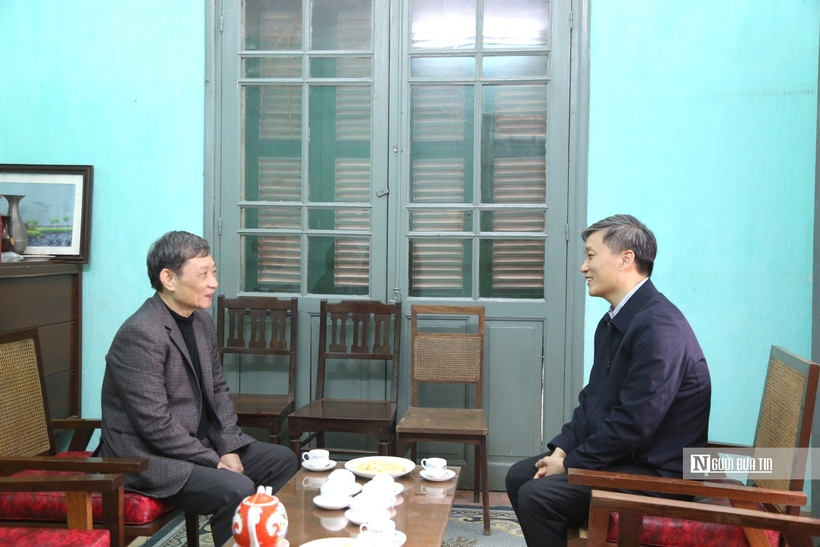 Chủ tịch Nguyễn Khánh Ngọc thăm hỏi thân nhân gia đình đồng chí Phan Hiền.