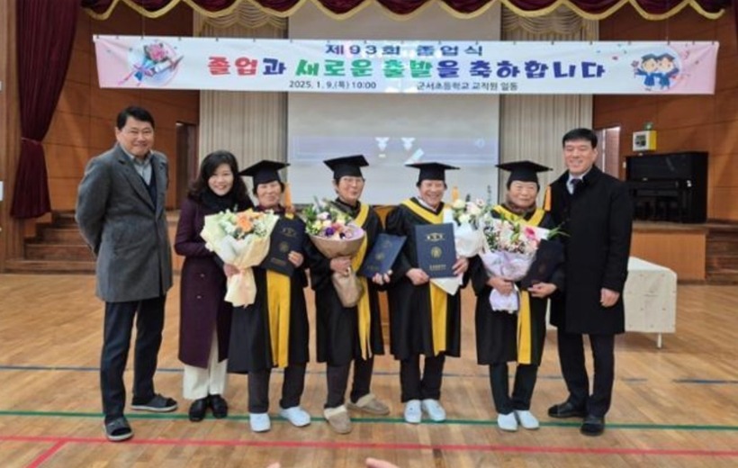 4 cụ bà đã nhận bằng tốt nghiệp sau khi hoàn thành 6 năm học tiểu học. Ảnh: Korea Times.