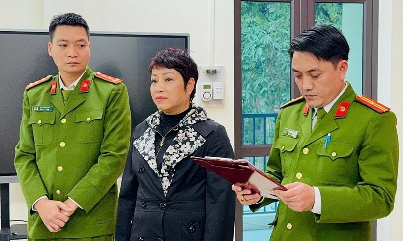 Lực lượng chức năng thi hành quyết định khởi tố bị can và bắt tạm giam đối tượng Nguyễn Kim Anh.