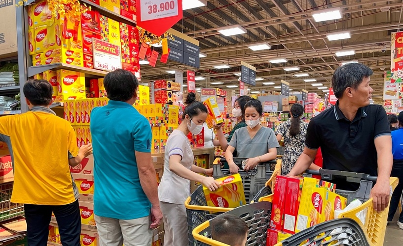 Tranh thủ ngày cuối tuần người dân đổ về các trung tâm thương mại, siêu thị để mua sắm chuẩn bị đón Tết Ất Tỵ 2025. Tại các siêu thị, đa số hàng hóa phục vụ nhu cầu tiêu dùng Tết đều được các nhãn hàng và siêu thị giảm giá, mua hàng có quà tặng...Vì vậy, bên cạnh lương thực thực phẩm thiết yếu, giỏ quà Tết, bánh kẹo, hạt dưa, nước giải khát... được nhiều gia đình chọn mua.